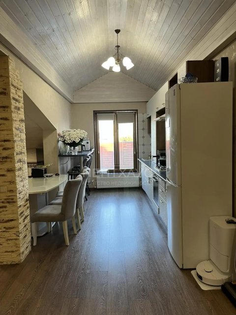 3-комнатная квартира, 90,1 м², 3/3 эт., Садовая улица, 52